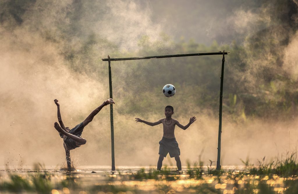 Niños jugando a futbol